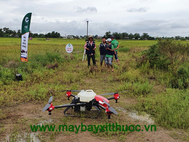 Dùng máy bay phun thuốc trừ sâu giảm thiểu ô nhiễm môi trường